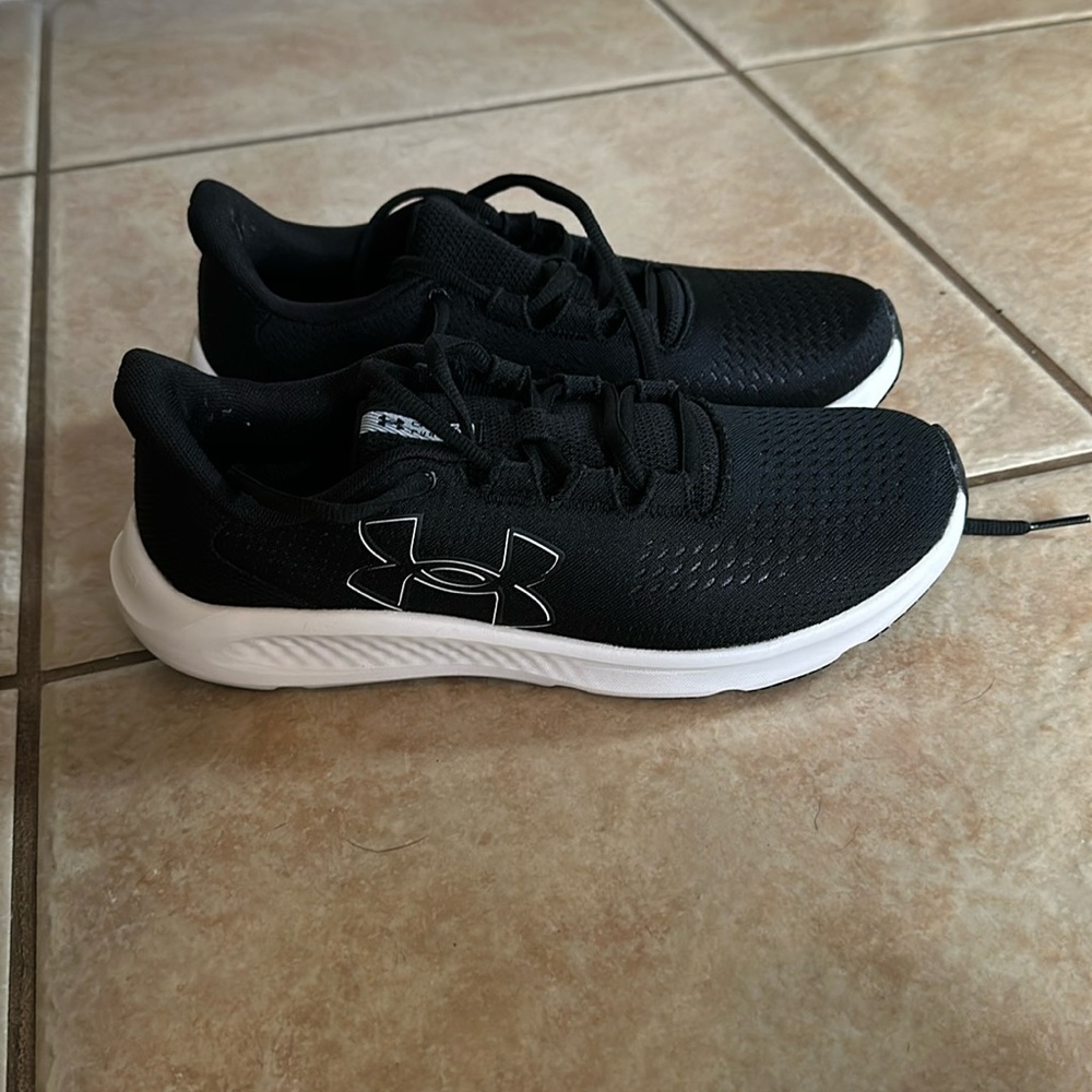 Under Armour Women’s charged pursuit BRAND NEW